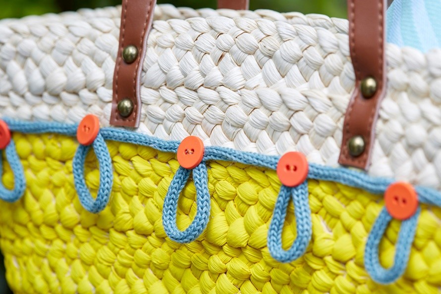 customiser un sac de plage en osier avec des boutons