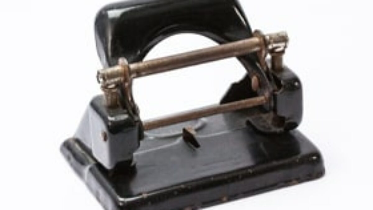 Histoire de la perforatrice : l'outil de bureau fête ses 131 ans