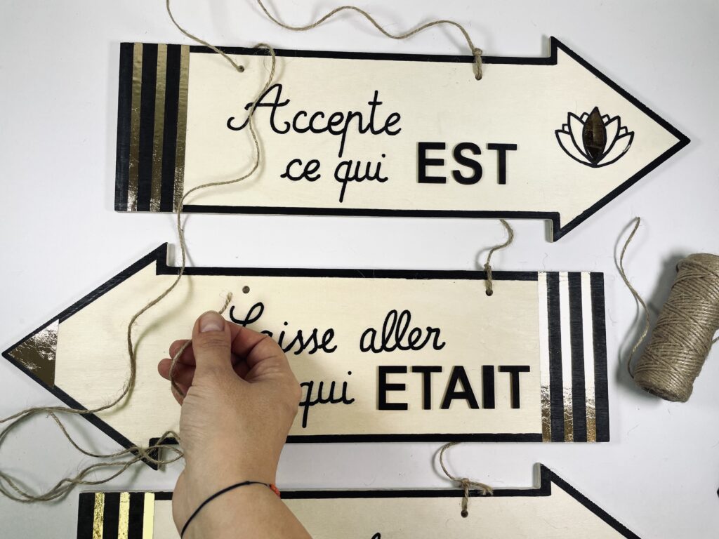 Déco murale sur flèches en bois, cordelette