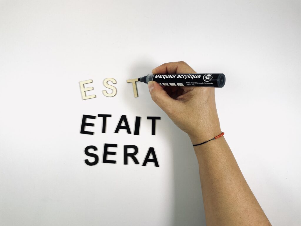 Colorer les lettres de votre Déco murale sur flèches en bois