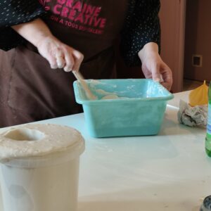 Faire un moulage maison des mains de toute la famille avec du plâtre