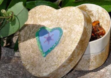 Activité enfant : décorer une boite cœur pour la fête des Mères