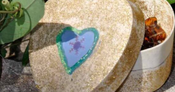 Activité enfant : décorer une boite cœur pour la fête des Mères