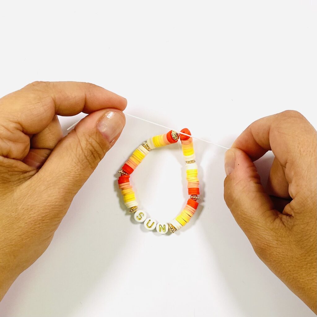 Création d'un bracelet coloré tendance en perles de Hieshi