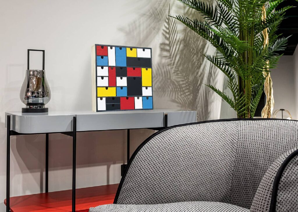 customiser un petit meuble façon Mondrian