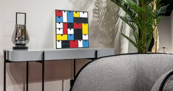 Déco tendance Mondrian : personnaliser un meuble à tiroirs en quelques étapes !
