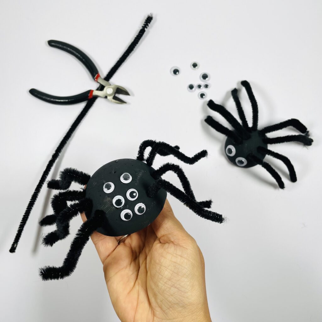 Yeux mobiles et fil chenille pour la réalisation d'une araignée : déco Halloween