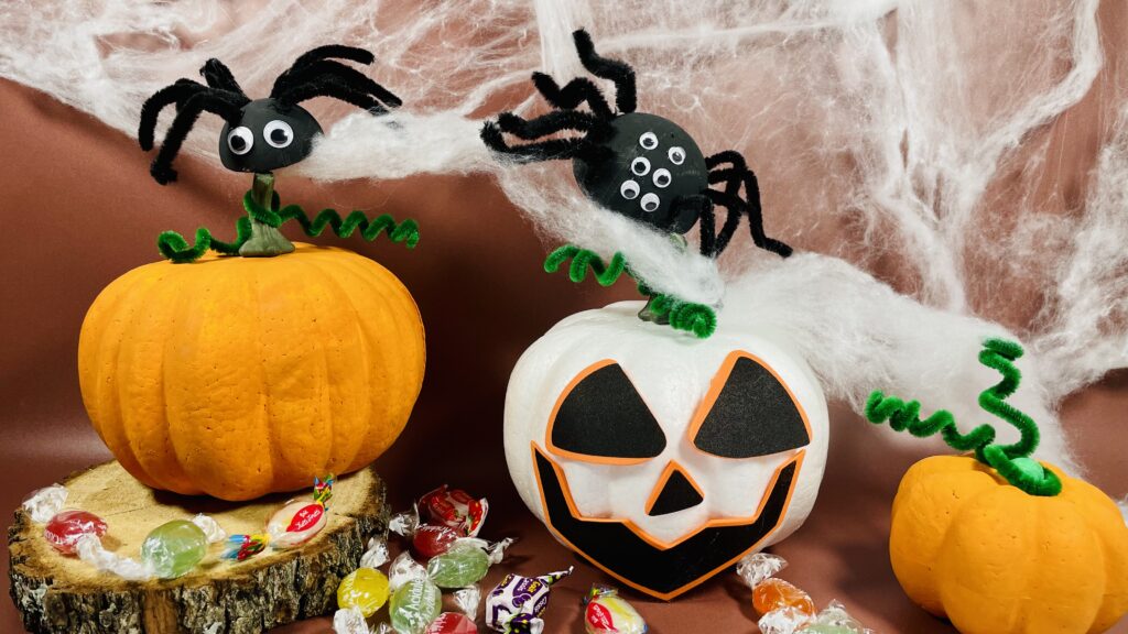 Déco d'Halloween enfant : DIY simple et rapide pour créer des citrouilles et araignées terrifiantes.