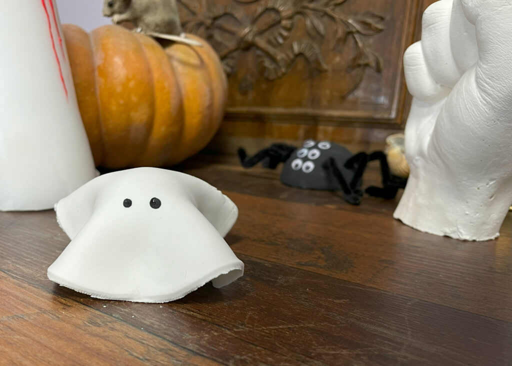 Petits fantômes d'Halloween : un bricolage monstrueusement mignon pour les enfants