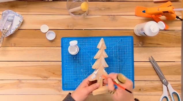 Blanchir le sapin en bois avec de la colle acrylique blanche et de la neige structurée pour votre déco de Noël