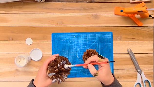 Blanchir la pomme de pin avec de la neige structurée pour la déco du centre de table de Noël