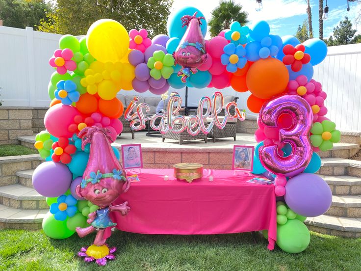 Arche en ballon multicolore thème les Trolls pour un anniversaire avec Poppy