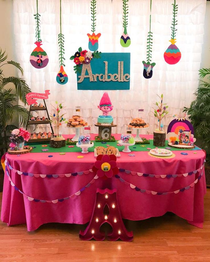 Superbe fête d'anniversaire avec Poppy Les Trolls décoration table