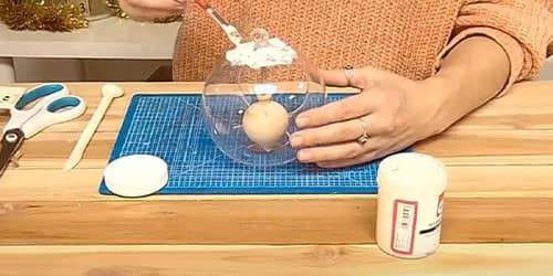 Étape 2 : Appliquer de la neige pailletée structurée et des flocons de neige sur la boule en verre - DIY Boule de Noël