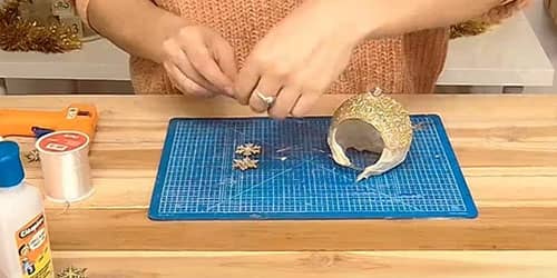 Étape 5 : créer un pendentif pour la boule en verre de Noël avec des flocons en bois - DIY Boule de Noël