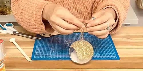 Étape 8 : Nouer une attache à l'aide d'une cordelette en kraft - DIY Boule de Noël