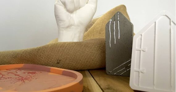 Revue comparative technique de moulage : Jesmonite, raysin, plâtre, béton