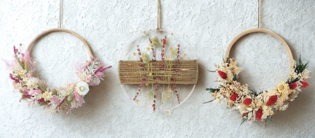 Final blog couronnes fleurs fond mur Couronnes de fleurs séchées : nos inspirations tendance (bonus Tuto)