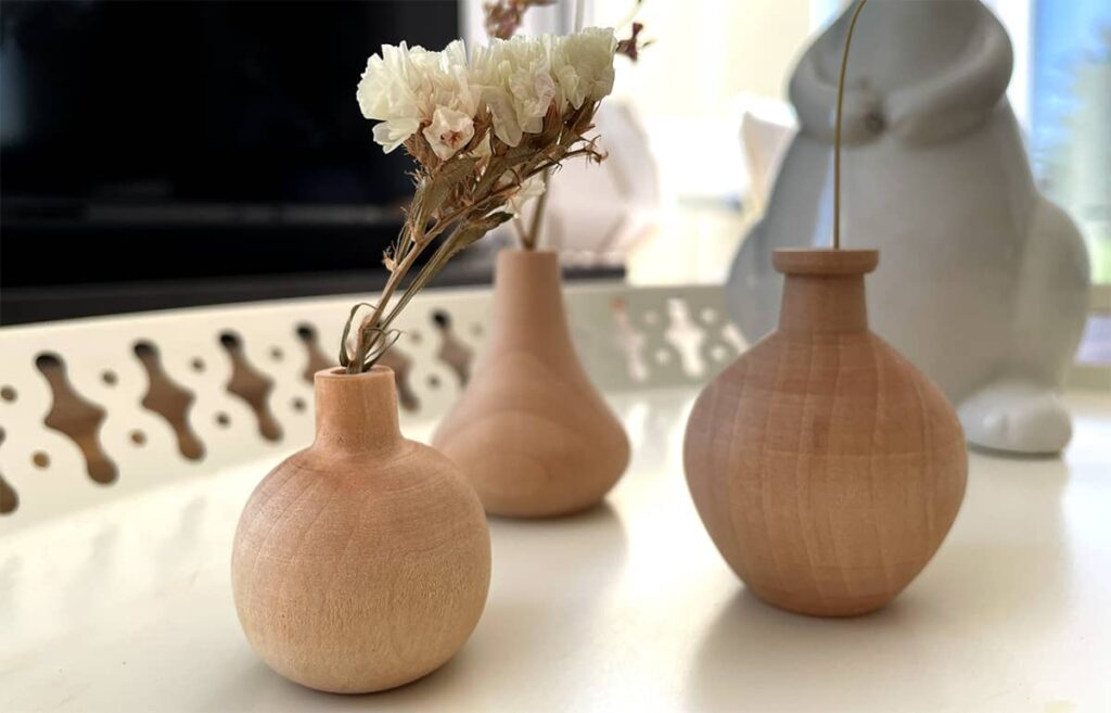 Une composition en fleurs séchées sur un joli support en bois très déco