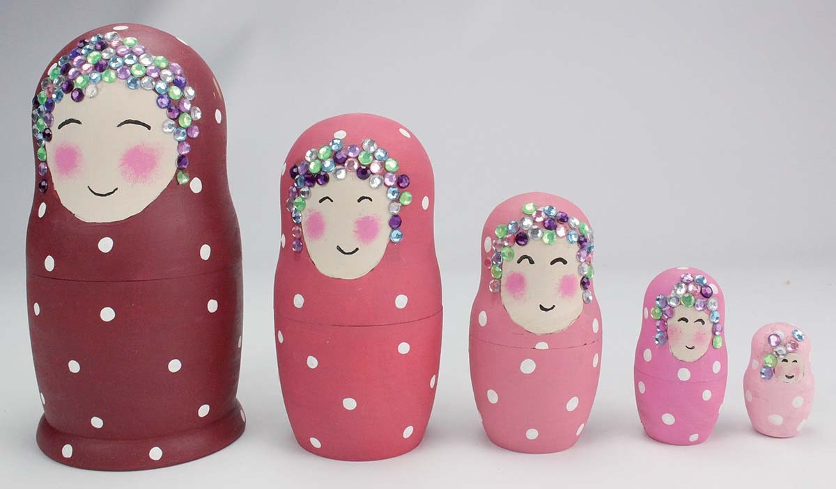 Décoration de fête en forme de poupées russes 