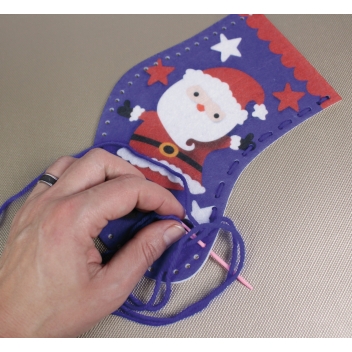 3701 - 3700443537015 - MegaCrea DIY - Kit chaussettes de Noel en feutrine Père Noël - 3